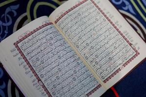 corano, al Corano, islamico sfondo per eid al-Fitr eid al-adha. Aperto pagina di al-quran. islamico concetto foto