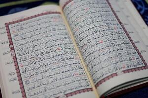 corano, al Corano, islamico sfondo per eid al-Fitr eid al-adha. Aperto pagina di al-quran. islamico concetto foto