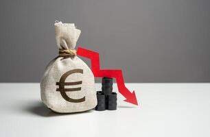 olio botti e Euro i soldi Borsa e rosso freccia fuori uso. caduta profitto a partire dal il vendita di energia risorse e petrolio prodotti. commercio e autunno di olio trasporto. negativo prognosi foto