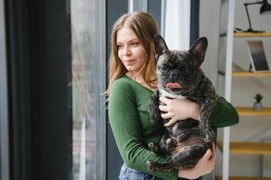 giovane donna con sua cane a casa. bello animale domestico foto