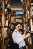 formazione scolastica, alto scuola, Università, apprendimento e persone concetto. sorridente alunno ragazza lettura libro foto