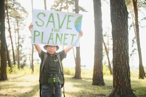 dimostrazione contro globale riscaldamento e inquinamento. bambino ragazzo fabbricazione protesta di clima modificare, plastica i problemi, globale riscaldamento, inquinamento. Salva il pianeta manifesto. clima colpire. eco attivismo. foto