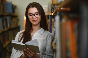 formazione scolastica, alto scuola, Università, apprendimento e persone concetto. sorridente alunno ragazza lettura libro foto