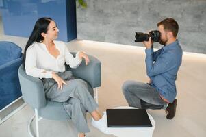 giovane bellissimo modello in posa per professionale fotografo nel studio. foto