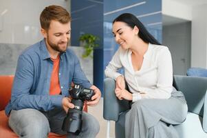 fotografo comunica con il cliente nel il ufficio. foto