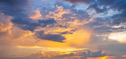 bellissimo Cloudscape e drammatico tramonto con colorato nuvole illuminato di il sole. foto