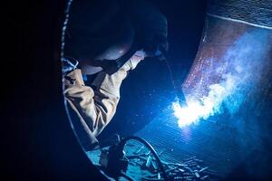 saldatura acciaio strutture e luminosa scintille nel acciaio costruzione industria. foto