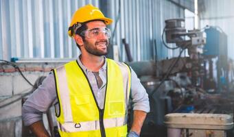 meccanico ingegneria in piedi nel acciaio fabbrica officina. industria robot programmazione Software per automatizzato produzione tecnologia foto