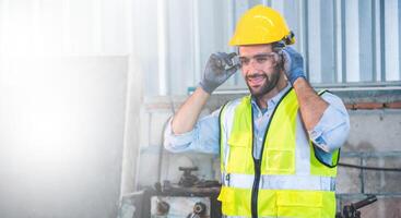 meccanico ingegneria in piedi nel acciaio fabbrica officina. industria robot programmazione Software per automatizzato produzione tecnologia foto