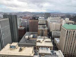 portland, Oregon, Stati Uniti d'America - 15.02.2024 Visualizza di portland a partire dal un' alto punto nel il città. Visualizza a partire dal il finestra di il bellpino ristorante. foto