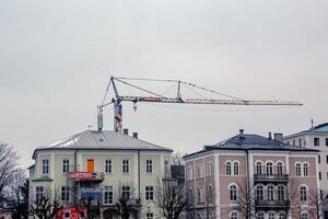 salisburgo, Austria - 13.01.2024 costruzione gru a il costruzione luogo di un appartamento costruzione. foto