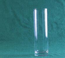 vuoto cristallo vaso su verde sfondo. il vaso era fatto nel il metà del 20° secolo. foto