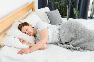 avvicinamento di donna addormentato nel letto. foto