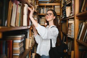 formazione scolastica, alto scuola, Università, apprendimento e persone concetto. sorridente alunno ragazza lettura libro foto