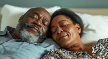 ai generato maturo contento anziano nero coppia addormentato insieme e condivisione un' salutare dormire foto