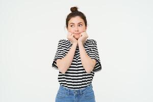 benessere e donne concetto. ritratto di giovane donna con carino viso, detiene mani vicino testa e sorrisi, isolato contro bianca sfondo foto