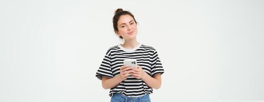 Immagine di giovane sorridente donna, Tenere mobile Telefono, utilizzando smartphone applicazione, isolato al di sopra di bianca sfondo foto