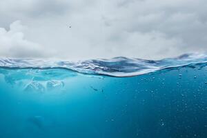 il in profondità blu mare a il tempo di il tempesta può essere visto a partire dal sotto il acqua. astratto onda sfocatura sotto acqua foto