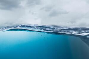 il in profondità blu mare a il tempo di il tempesta può essere visto a partire dal sotto il acqua. astratto onda sfocatura sotto acqua foto