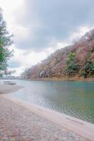 paesaggio di montagna e lago nel arashiyama, kyoto, Giappone foto