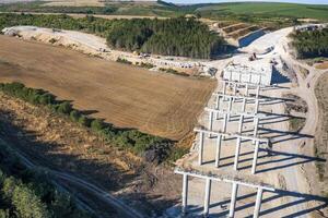 costruzione di un' nuovo strada e ponte.in.cemento nuovo ponte supporta. foto