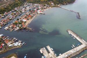 aereo Visualizza di un' pesca villaggio e porta vicino il città di Burgas, Bulgaria foto