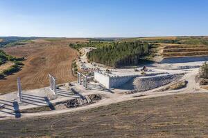 costruzione di un' nuovo strada e ponte.in.cemento nuovo ponte supporta. foto