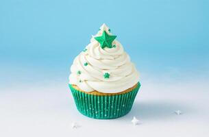 ai generato Natale Cupcake con verde frustato crema e stella su blu sfondo.generato con ai foto