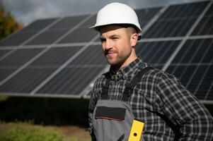 lavoratore installazione solare pannelli all'aperto foto