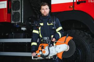 vigile del fuoco pompiere nel azione in piedi vicino un' camion dei pompieri. emergenza sicurezza. protezione, salvare a partire dal Pericolo. foto