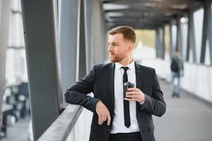 porta via caffè. camminare e godere fresco caldo caffè. in attesa per qualcuno nel strada. uomo barbuto fricchettone bevanda caffè carta tazza. uomo d'affari bene curato godere caffè rompere all'aperto urbano sfondo foto