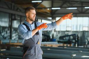 fabbrica lavoratore. uomo Lavorando su il produzione linea. foto