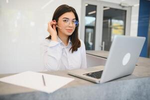 giovane femmina addetto alla reception Lavorando nel ufficio foto