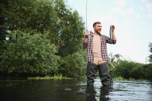 maschio passatempo. pronto per pesca. rilassare nel naturale ambiente. trota esca. barbuto elegante uomo. uomo rilassante natura sfondo. strategia. passatempo sport attività. attività e passatempo. attraente e pesca foto