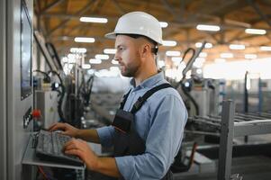 inteligente fabbrica lavoratore o ingegnere fare macchina lavoro nel produzione laboratorio . industria e ingegneria concetto . foto