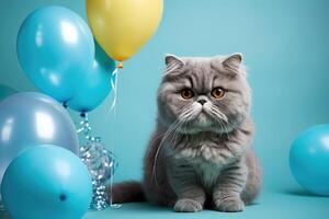 ai generato carino adorabile grigio compleanno gatto con palloncini seduta su festivo blu sfondo. foto