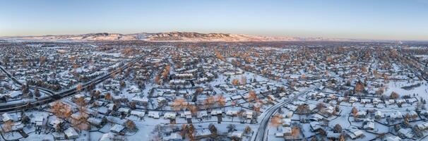 inverno Alba al di sopra di Residenziale la zona di forte collins e roccioso montagne ai piedi nel settentrionale Colorado, aereo panorama Visualizza foto