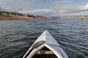 paddling spedizione canoa nel inverno su dente di cavallo serbatoio foto