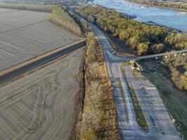 autostrada e Ohio fiume con chiatte sotto Cairo Illinois, novembre aereo Visualizza foto