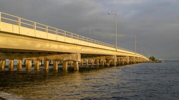 luce del sole skyway autostrada attraverso tampa baia, Florida, nel Alba leggero foto