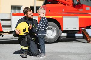 ritratto di un' pompiere in piedi nel davanti di un' fuoco motore foto