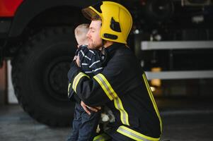 pompiere Tenere bambino ragazzo per Salva lui nel fuoco e fumo, vigili del fuoco salvare il ragazzi a partire dal fuoco foto