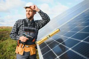 maschio lavoratore nel uniforme all'aperto con solare batterie a soleggiato giorno. foto