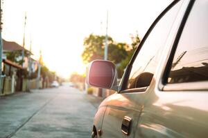 vicino su viaggio auto su strada settore automobilistico viaggio su strada su tramonto sfondo per trasporto, viaggio di natura per veicolo auto paesaggio leggero il sole per viaggio viaggio estate e stile di vita 2024 foto