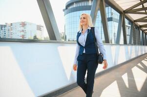 attività commerciale donne stile. donna andando per opera. ritratto di bellissimo femmina nel elegante ufficio. foto