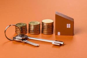 un' piccolo di legno Casa, i soldi e chiavi come un idea per investire nel il tuo proprio casa foto