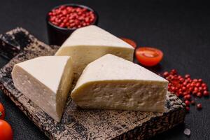 delizioso fresco bianca giovane formaggio a partire dal di mucca o di pecora latte foto