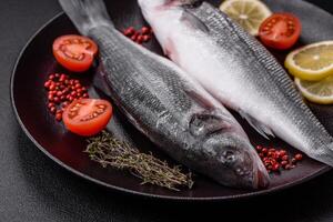 fresco crudo oceano mare basso pesce con sale, spezie e erbe aromatiche foto