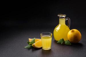 alcolizzato bevanda giallo limoncello nel un' piccolo bicchiere foto