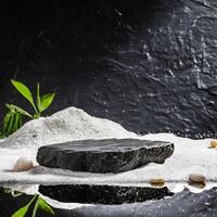 ai generato generato Immagine di piatto nero pietra con bianca sabbia e pozzanghere di acqua. adatto per presentazione di bellezza e rendere su prodotti. foto